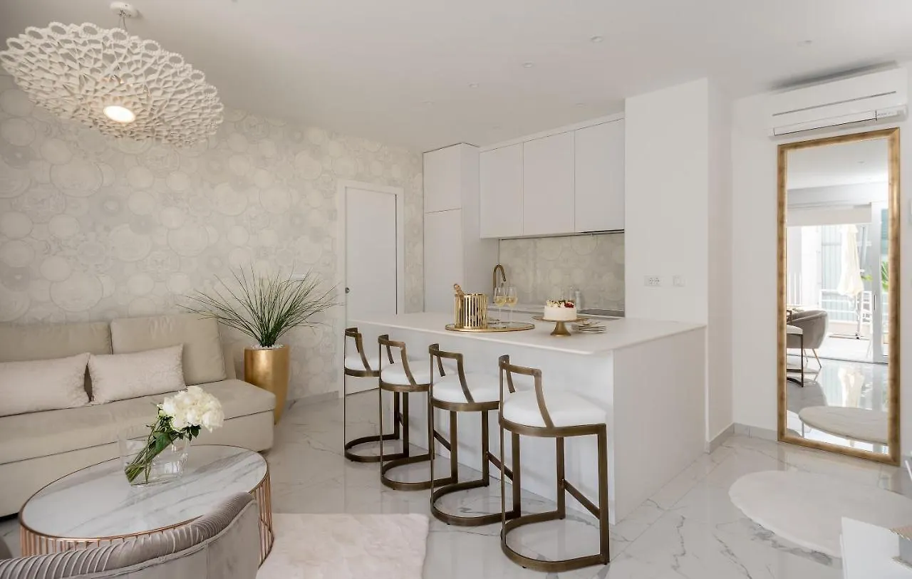 Golden Cell Apartment Split