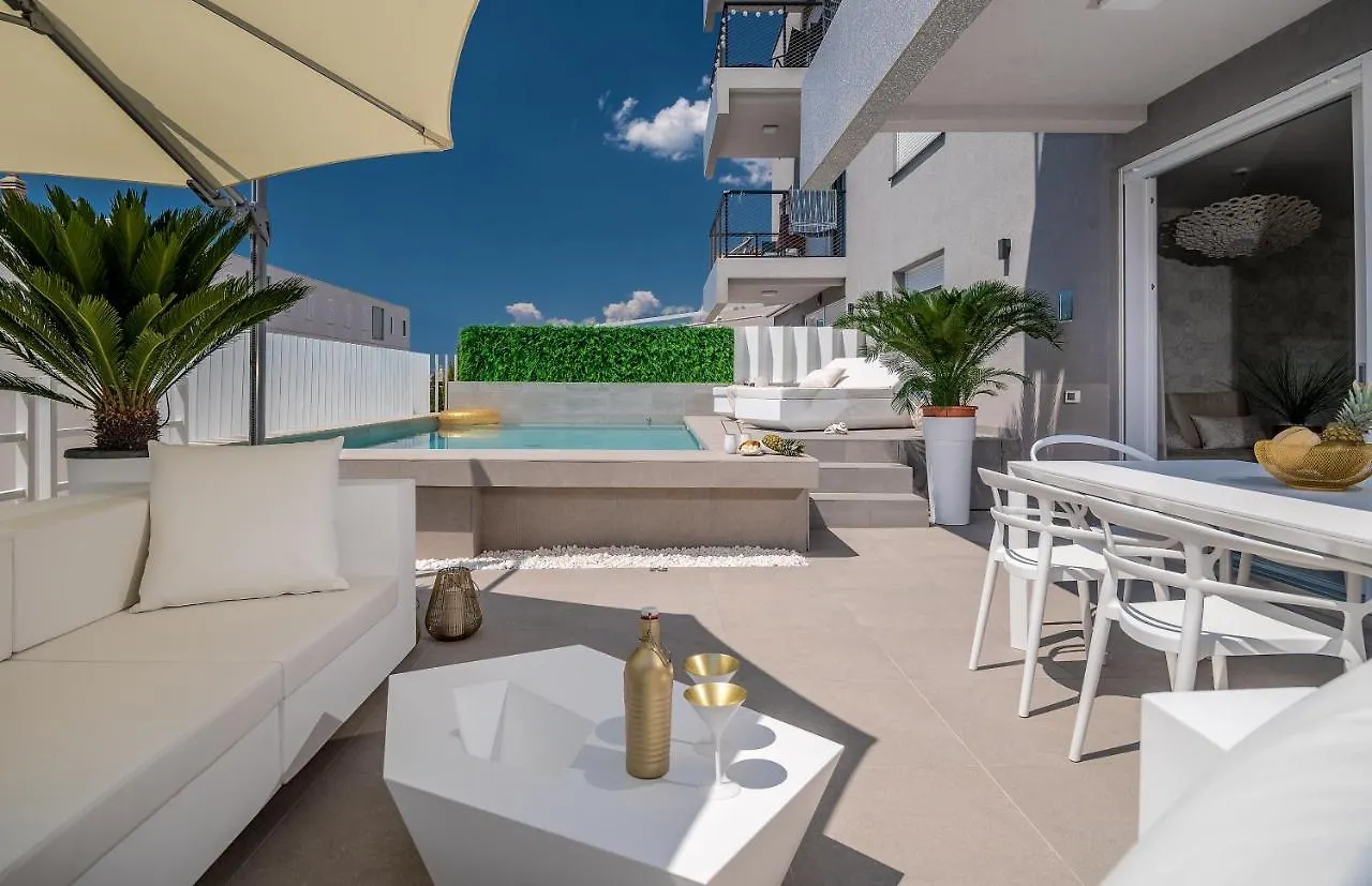 Golden Cell Apartment Split