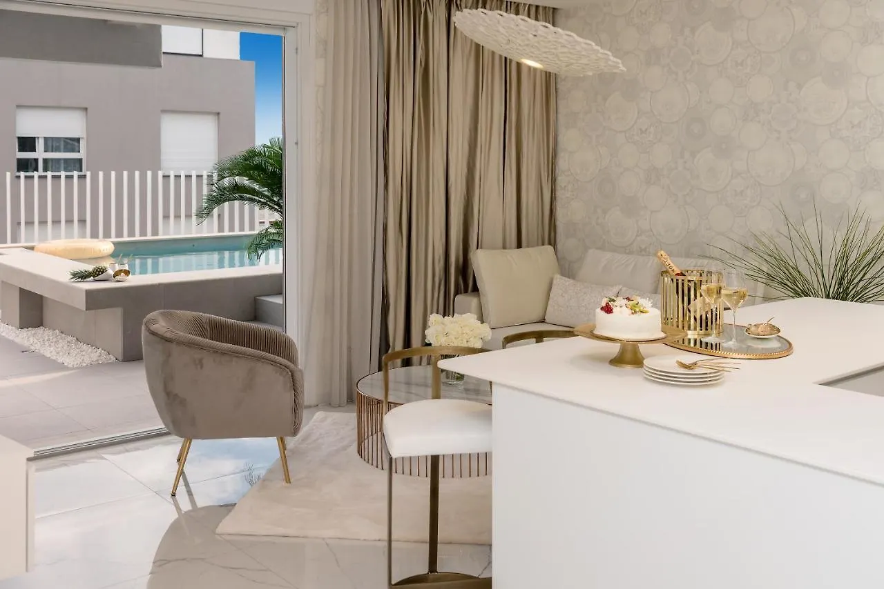 Golden Cell Apartment Split