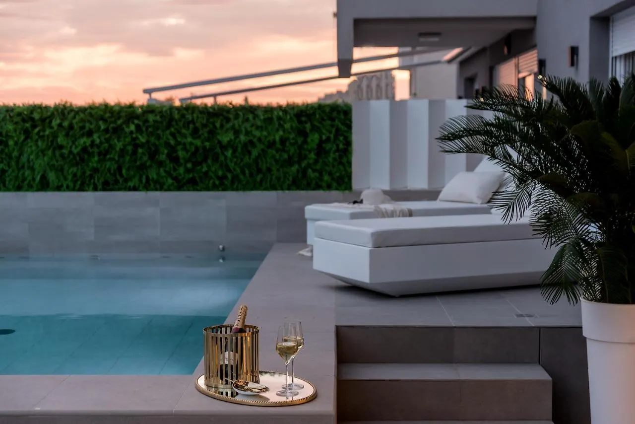 Golden Cell Apartment Split