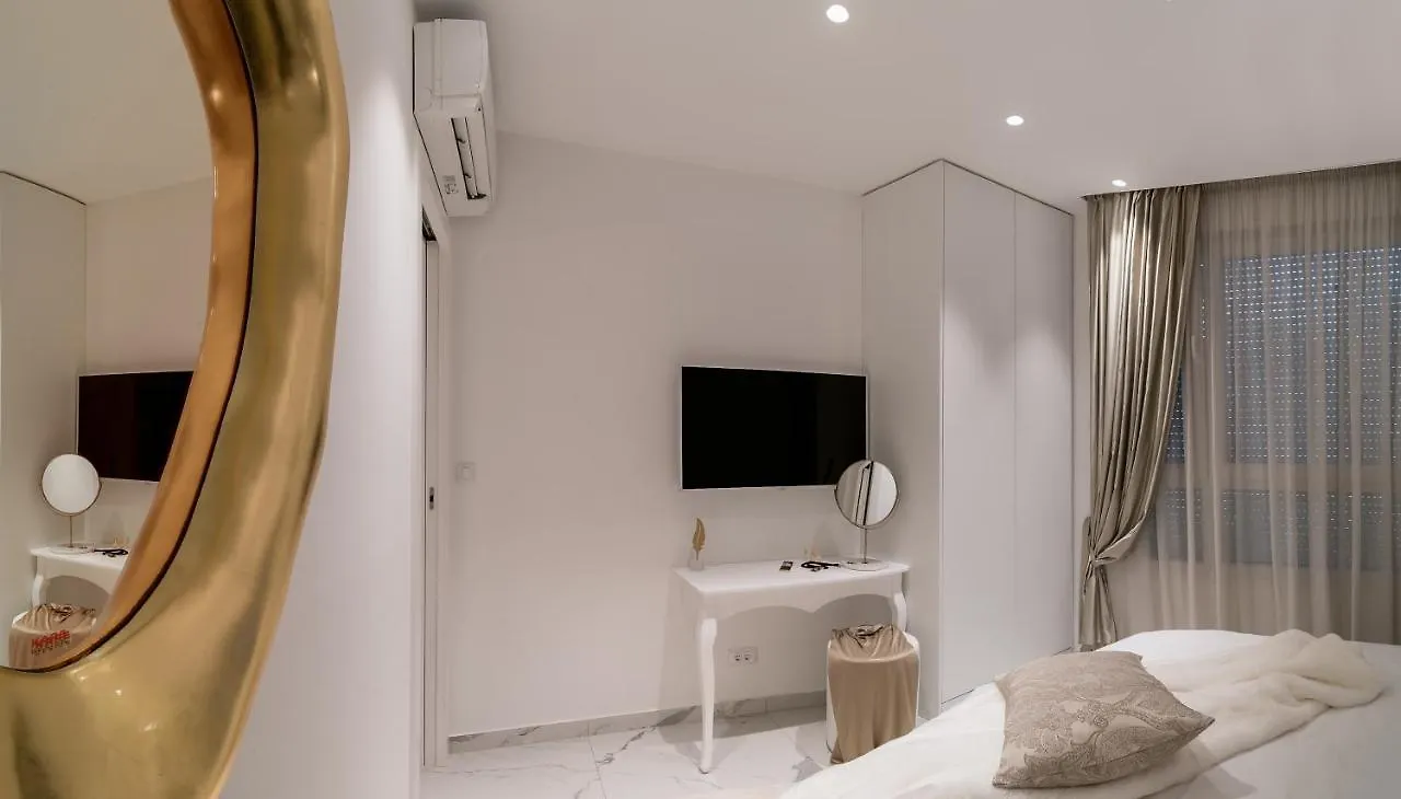 Golden Cell Apartment Split